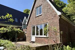 Charmantes Haus mit traumhaftem Garten, sonniger Terrasse und Doppelgarage – Die vollständige Adresse der Immobilie erhältst du vom Anbieter., 22359 Volksdorf, Hamburg – Vorschaubild 3