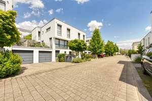 +++ Wohlfühlhaus - 1-Fam.-DHH - neu-/hochwertig - Süd/West-Ausrichtung - integrierte GA & Stpl. +++ – Weinapfelweg 7, 70437 Stuttgart – Vorschaubild 1