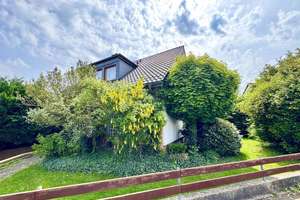 Top-Lage nahe dem Mittellandkanal, eingewachsener Garten, Garage und modernisiertes Dach – Wipperweg 1, 30559 Anderten, Hannover – Vorschaubild 2