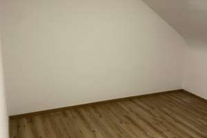 2 ZKB Dachgeschosswohnung in Bitburg zu vermieten – Die vollständige Adresse der Immobilie erhältst du vom Anbieter., 54634 Bitburg – Vorschaubild 3