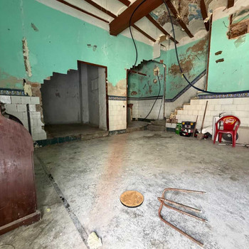 GROSSES DORFHAUS ZUR RENOVIERUNG