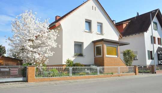 Bild von Freistehendes Zweifamilienhaus mit Garten, Garage, Werkstatt & Schuppen und Freisitz