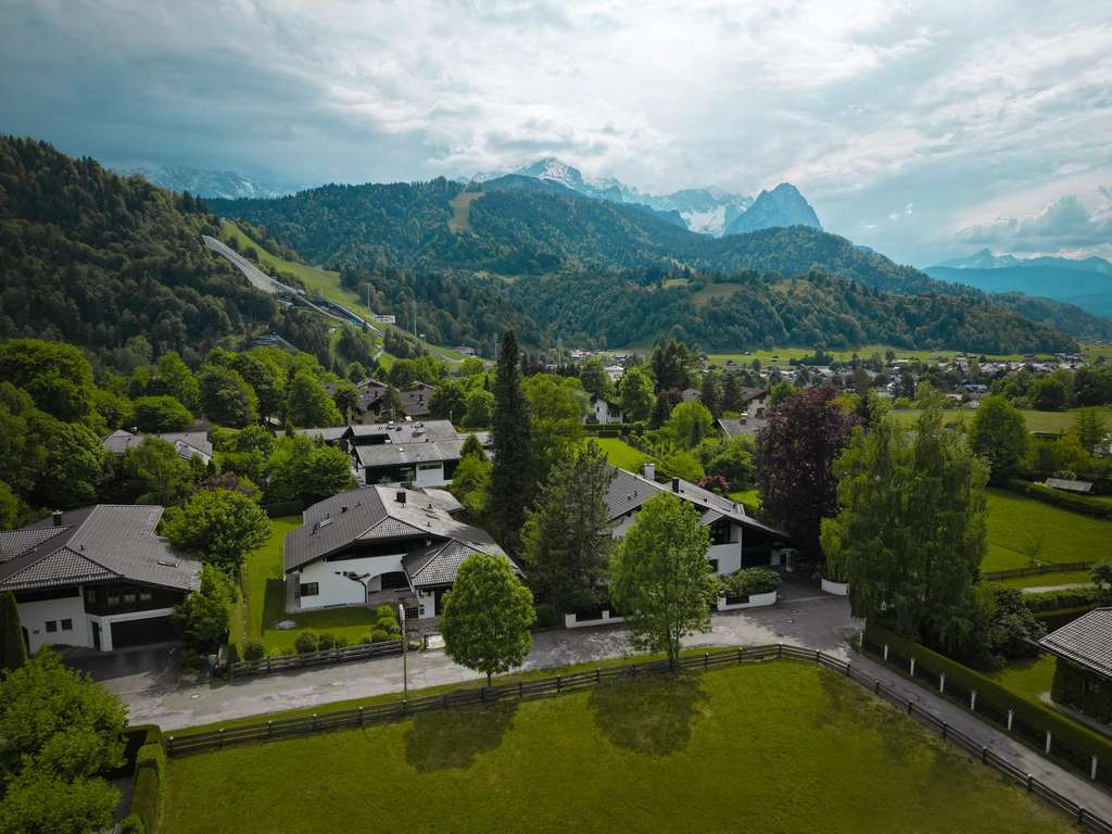 Exklusives Baugrundstück In Garmisch-Partenkirchen mit Traumblick auf Zugspitze 