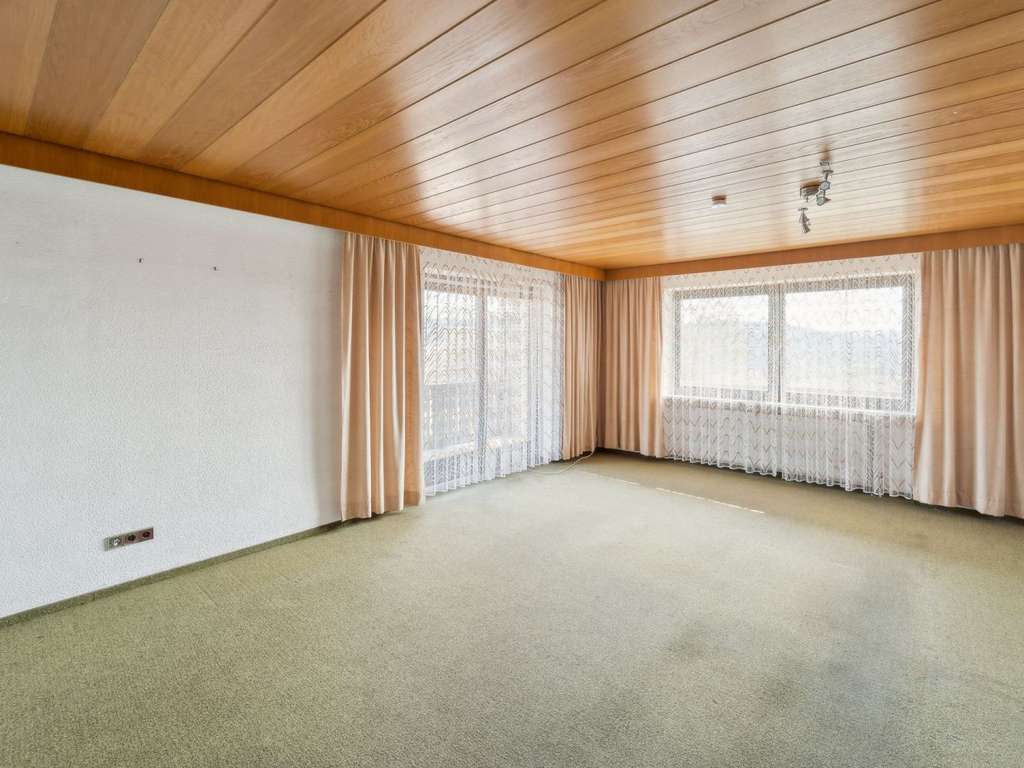 Immobilie in Vohenstrauß - Großzügiges Einfamilienhaus mit Einliegerwohnung und Ausbaupotenzial in Kaimling/Vohenstrauß - Bild 2