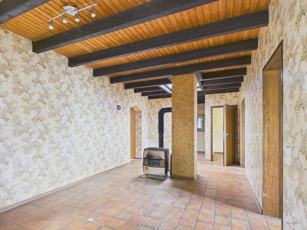 Immobilie in Herrenberg - Sanierungsbedürftiges Reihenendhaus mit Garage, Außenstellplatz & Garten in Herrenberg-Haslach! - Bild 1