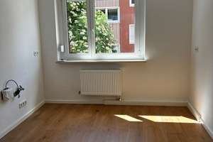 Modern gefliestes Tageslichtbad mit Wanne, in zentraler und ruhiger Lage – Neue Gasse 36, 90403 Altstadt, St. Sebald, Nürnberg – Vorschaubild 2