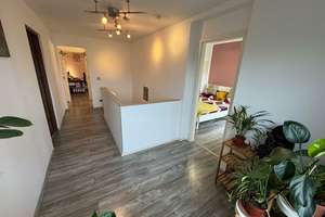 Großzügiges Reihenendhaus mit vermieteter Einliegerwohnung, Garten, Balkon und Kamin