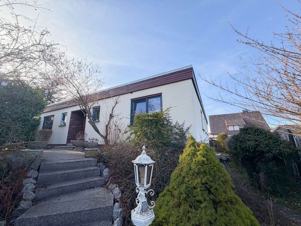 Immobilie in Ahorn - Ruhig gelegener Bungalow mit schönem Garten, Garage und Nebengebäude - Bild 1