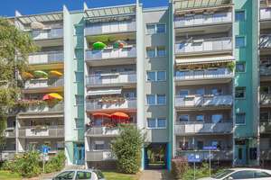 Wir sanieren für Sie: Große 5-Zimmerwohnung mit Balkon und Aufzug! – Finsterwalder Str. 27, 1239 Prohlis-Süd, Dresden – Vorschaubild 3
