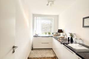 Für Jung & Alt: Bezugsfreie 4‑Zimmer‑Wohnung mit XL-Loggia * Tiefgarage *Aufzug *Energiekl. C *1. OG – Die vollständige Adresse der Immobilie erhältst du vom Anbieter., 40593 Urdenbach, Düsseldorf – Vorschaubild 3