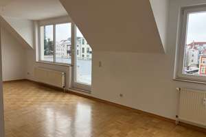Geräumige 2 Zimmer-Dachwohnung mit Balkon und Einbauküche in Leipzig-West
