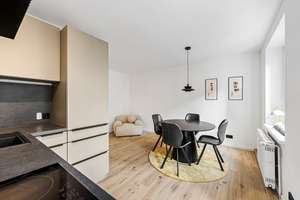 Nähe Hohenzollernplatz: Frisch sanierte, möblierte 2-Zimmer-Wohnung mit Südbalkon – Hohenzollernstraße 111, 80796 Neuschwabing, München – Vorschaubild 2