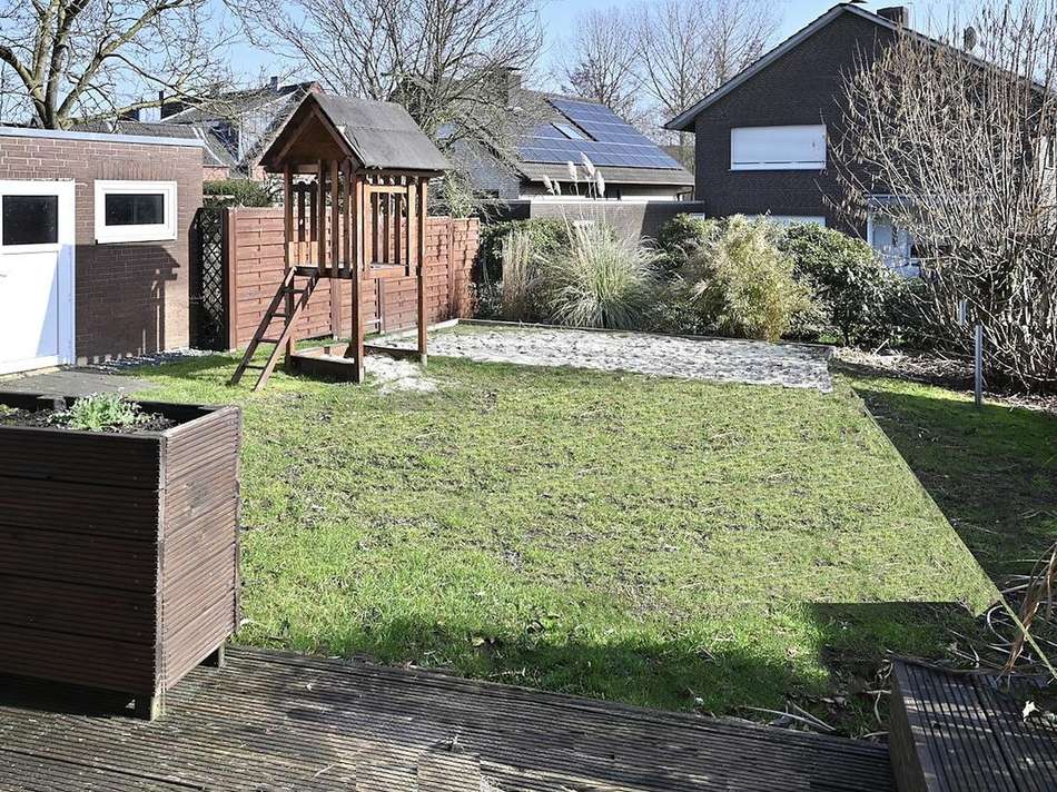 Blick von Terrasse in Garten