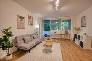 Renoviert und sofort bezugsbereit: 2-Zimmer-Wohnung mit Fahrstuhl, Balkon und Blick ins Grüne
