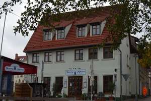 Sonniges Mehrfamilenhaus in exklusiver Lage am Peeneufer mit 7 Wohneinheiten, 2 Gewerbeeinheiten – Kleinbrückenstraße 6, 17438 Wolgast – Vorschaubild 1