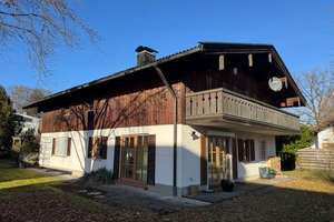 Gauting: 
Großzügiges und gepflegtes Landhaus mit traumhaftem Garten. Absolut ruhige Lage. – Die vollständige Adresse der Immobilie erhältst du vom Anbieter., 82131 Gauting – Vorschaubild 1
