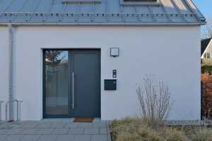 Surprisingly different! Puristische Villenhälfte mit Südgarten – München (Kreis) – Vorschaubild 1