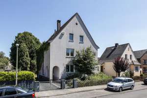 Home sweet home! Teilmodernisiertes rd. 188 m² großes Ein-bis Dreifamilienhaus mit tollem Garten