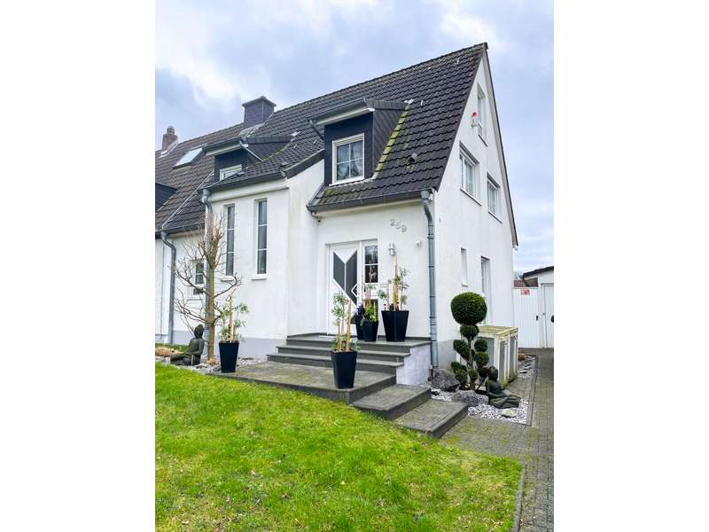 Exklusives Wohnparadies: Moderne Doppelhaushälfte mit traumhaftem Garten in Herten, Langenbochum