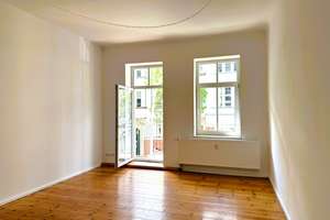 Provisionsfrei und bezugsfrei: Altbau-Beletage mit Stuck, Dielen, 2 Balkonen & grünem Hofblick.