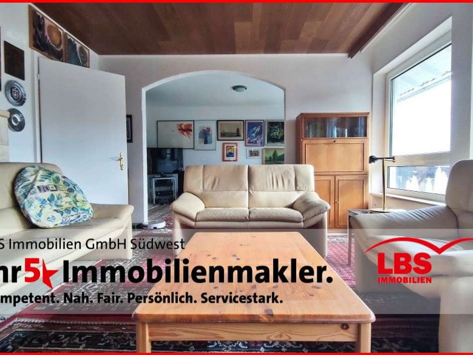 Großzügiges Wohnzimmer mit z