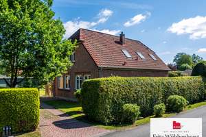 Charmantes Wohnhaus im Landhausstil mit zwei Garagen im Grünen