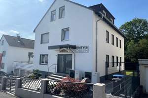 Die ganze Familie unter einem Dach! Äußerst gepflegtes Dreifamilienhaus auf sonnigem Grundstück!