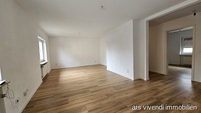 Großzügige und helle 4 Zimmer Wohnung mit bester Anbindung