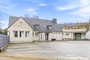 Multifunktionale Immobilie: Wohnen trifft Gewerbe auf umschlossenem Grundstück!