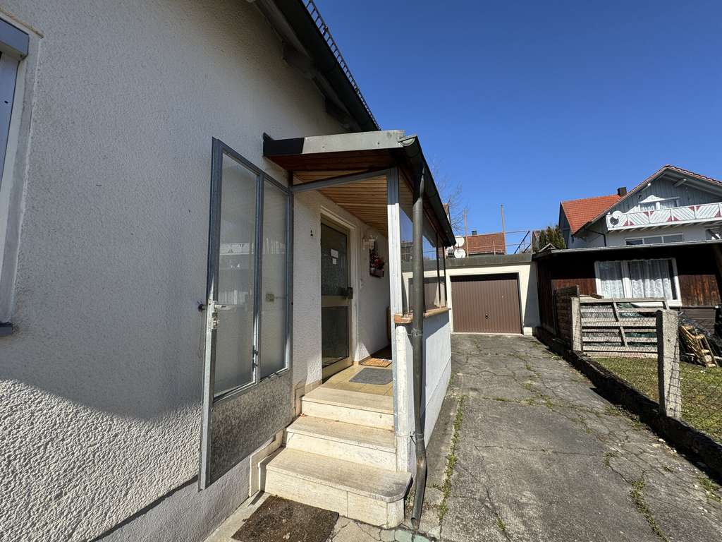 Immobilie in Ergoldsbach - Einfamilienhaus mit großzügiger Gartenfläche und Entwicklungspotenzial in Ergoldsbach - Bild 1