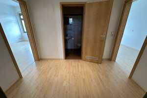 Laminat / im 2. OG / Bad mit Dusche – Ebersdorfer Straße 35, 9131 Chemnitz – Vorschaubild 1