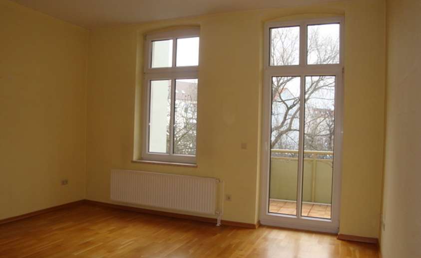 Wohnzimmer mit Balkon