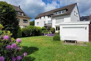MANNELLA *Zentrale Lage mit Gartennutzung & Garage* Sonnige Dachgeschosswohnung in Troisdorf – Die vollständige Adresse der Immobilie erhältst du vom Anbieter., 53840 Troisdorf – Vorschaubild 1
