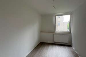 Hier fühlen Sie sich wohl: praktische 4-Zimmer-Wohnung – Farrenbroich 19, 45327 Katernberg, Essen – Vorschaubild 2