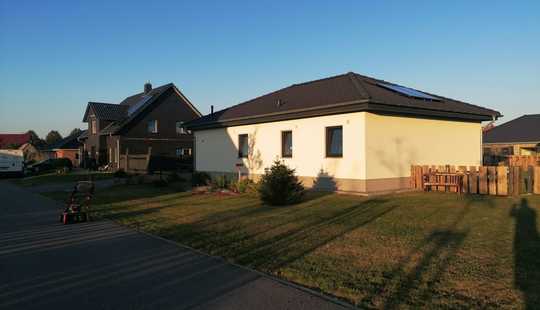 Bild von Provisionsfrei !!! Freistehender Eckbungalow mit Doppelcarpot inkl. Abstellraum