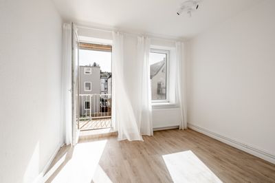 Helle 2 Zimmer-Wohnung mit neuer Einbauküche
* Sonnen-Balkon * WG-geeignet *
34 qm Nutzfläche