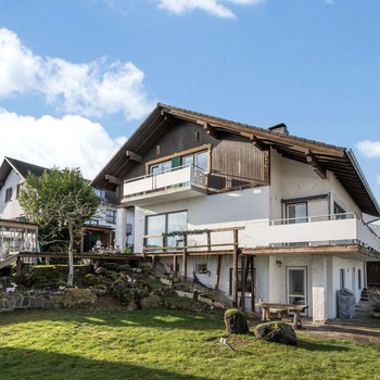 Großes Einfamilienhaus mit großem Garten, Schwimmteich und Einliegerwohnung