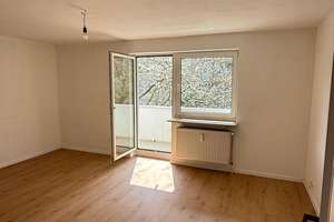 Frisch sanierte 2-Zimmer-Wohnung mit neuer Küche, Balkon, Stellplatz und Aufzug – am Wiesengrund 