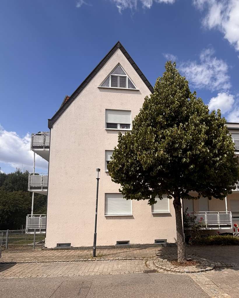 Große 4-Zimmer Wohnung mit 2 Balkonen und 2 Stellplätzen