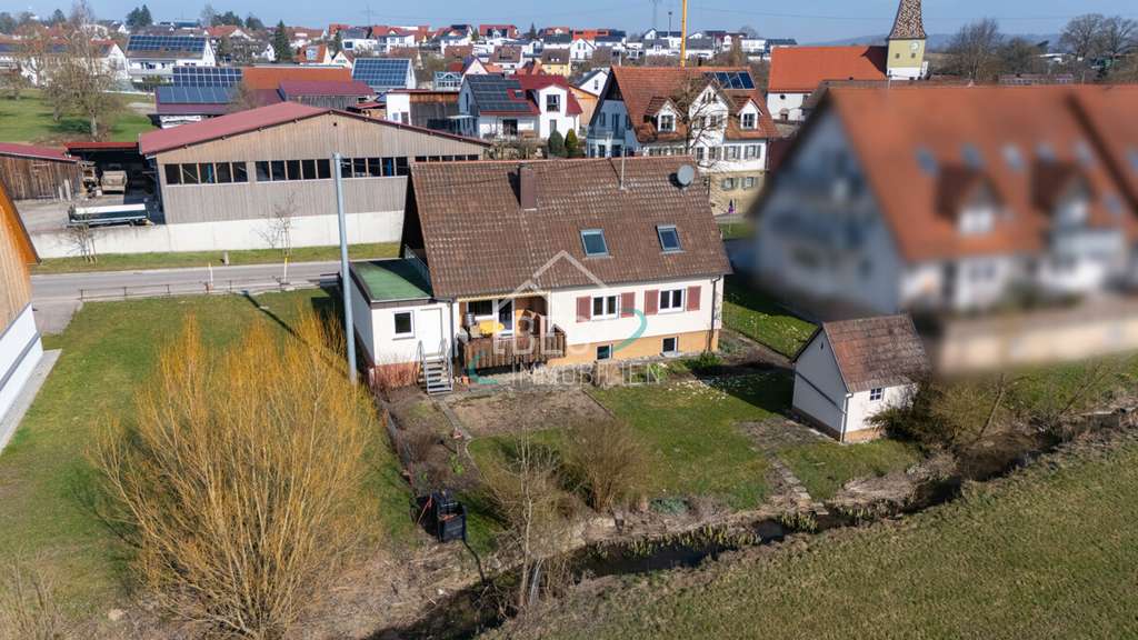 Immobilie in Obersontheim - Ruhiges Zweifamilienhaus mit grünem Garten am Riedbach - Bild 3