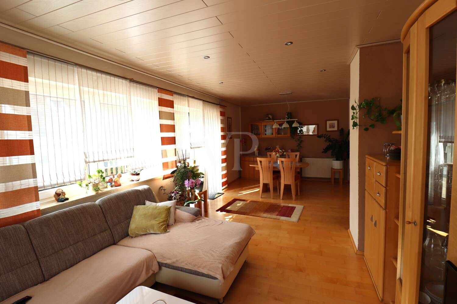 Immobilie in Lehrberg - Wohnen auf dem Land - Großzügiges Zweifamilienhaus mit 2 Garagen und gepflegtem Garten - Bild 3