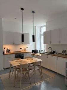 Vollmöbliert am Rudolfplatz: Schöne 2-Zimmer-Wohnung mit Fußbodenheizung – alles inklusive