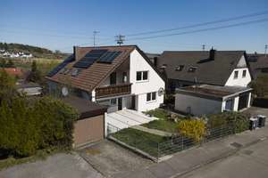 Freistehendes Einfamilienhaus mit zwei Wohneinheiten, Garagen und großem Garten – Die vollständige Adresse der Immobilie erhältst du vom Anbieter., 71263 Weil der Stadt – Vorschaubild 1