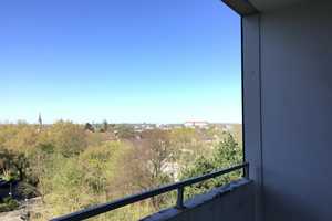 Stop! Ansprechende 2-Zimmer-Wohnung (WBS) mit Balkon! – Julius-Leber-Weg 11-13, 45279 Essen – Vorschaubild 1