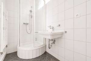 Frisch renovierte 2-RW im 1. OG* sonniger Balkon* Bad mit Dusche*  Keller* zentrale Lage* PKW-SP* – Hülßestraße 15, 1237 Reick, Dresden – Vorschaubild 12
