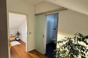 Charmante 3-Zi-DG-Wohnung: 72m² Wohnfl., 105m² Grundfl., Balkon, Keller, Parkplatz & große Terrasse. – Die vollständige Adresse der Immobilie erhältst du vom Anbieter., 70599 Plieningen (Ortsteil), Stuttgart – Vorschaubild 10