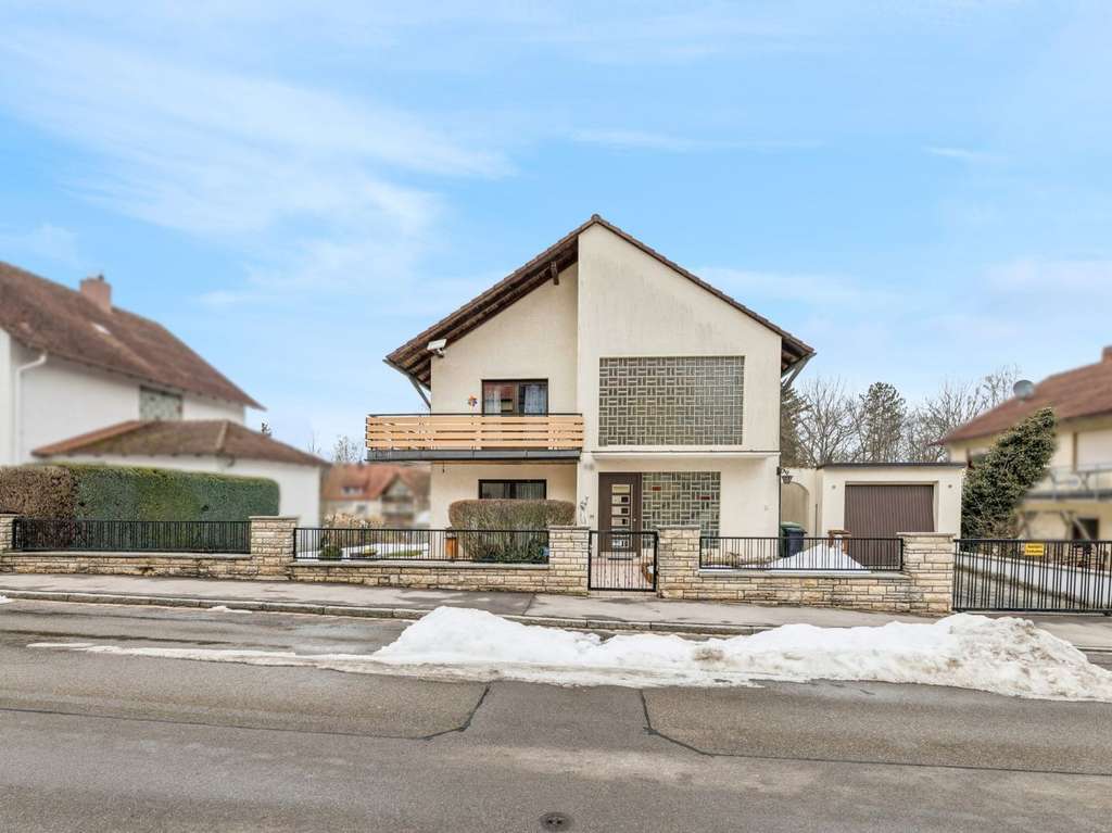 Attraktives Zweifamilienhaus mit Garage und Stellplatz in Schwabach