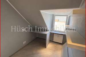 **huesch-immobilien.de**
Charmante 3.5-Zimmer-Dachgeschosswohnung mit Balkon in Essen-Schonnebeck – Die vollständige Adresse der Immobilie erhältst du vom Anbieter., 45309 Schonnebeck, Essen – Vorschaubild 18
