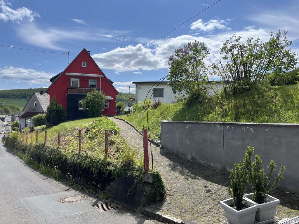 Immobilie in Burbach - Ein-/ Zweifamilienhaus in ruhiger Ortsrandlage von Würgendorf mit großem sonnigen Grundstück! - Bild 1