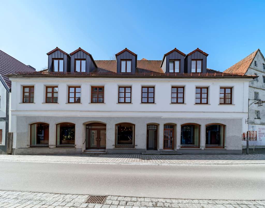 Immobilie in Burgau - Denkmalgeschütztes Wohn- und Geschäftshaus im Stadtzentrum Burgau - Bild 0